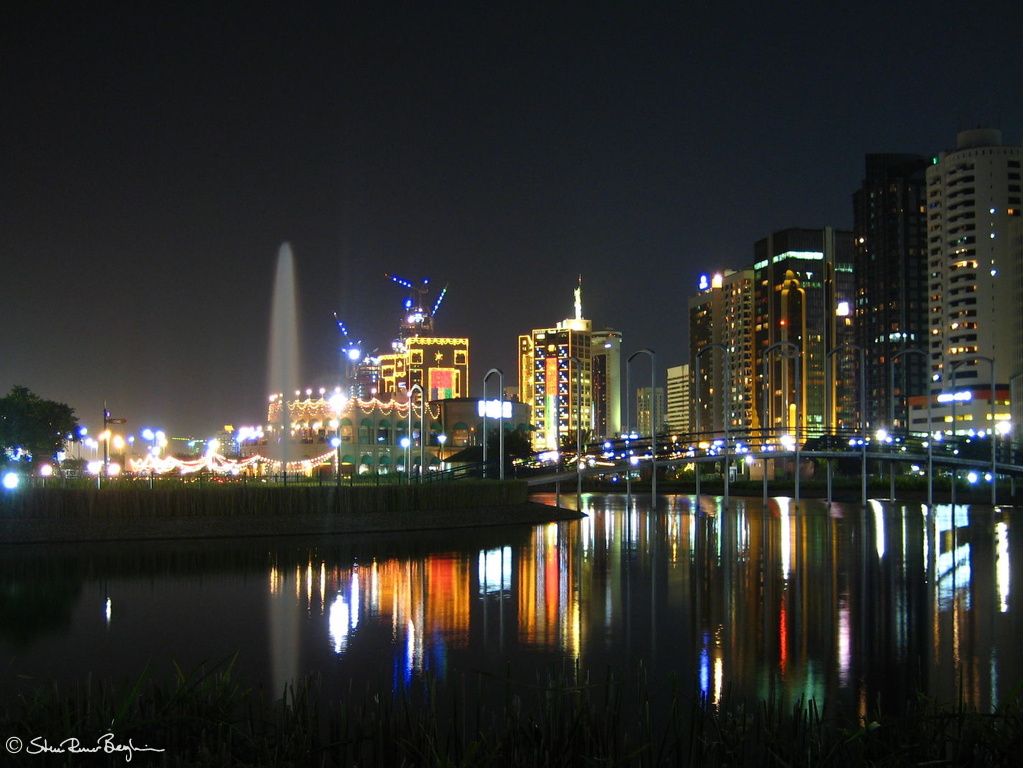 Lake Park in Abu Dhabi at night