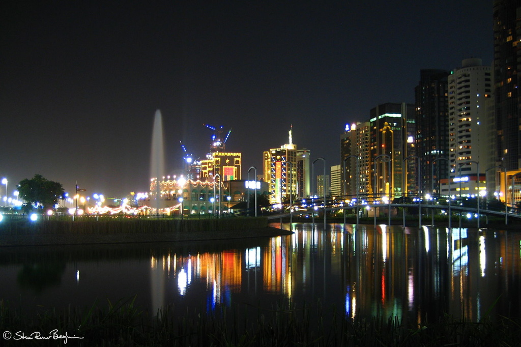 Lake Park in Abu Dhabi at night