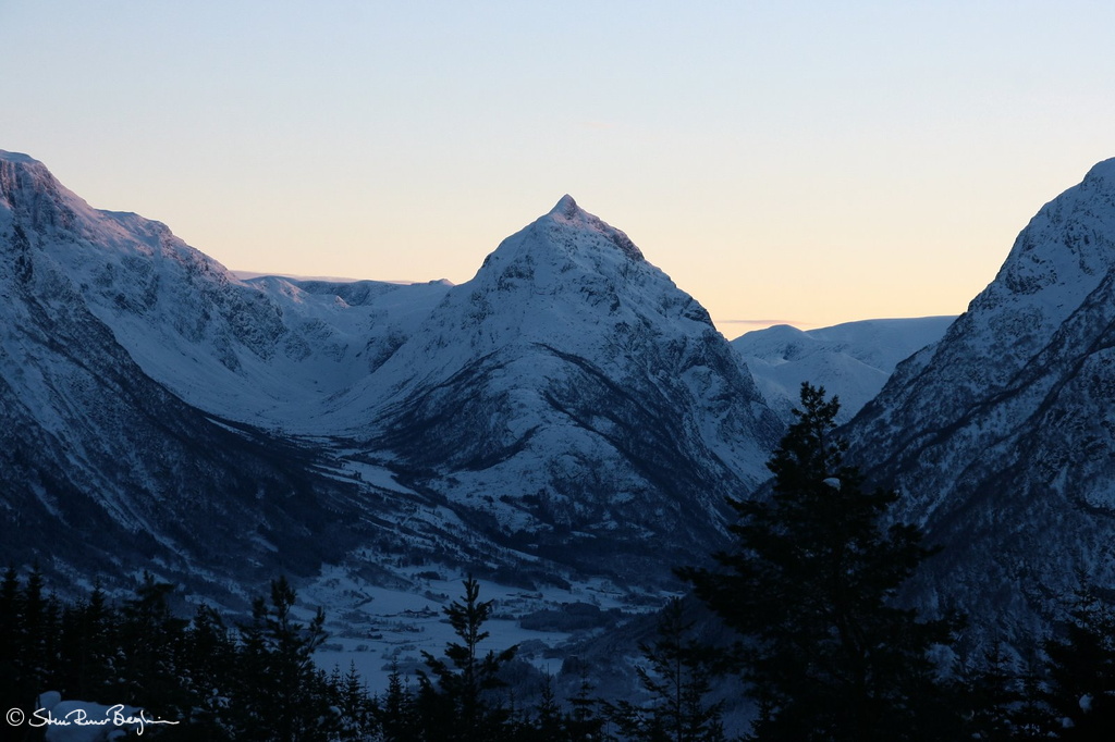 Mount Eggenipa as seen from the road to Utvikfjellet