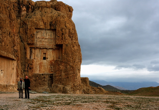 Øystein and Shankar below tombs at Naqsh-e Rustam