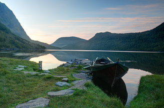 Færingen Sommernatt til kai ved Vorren, Fitjestøylen