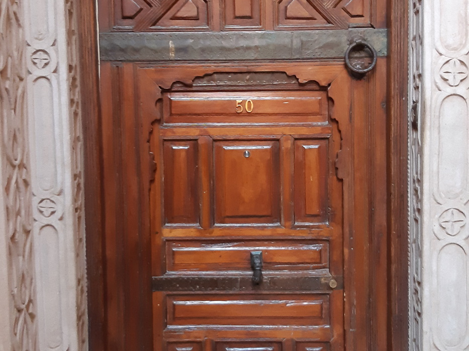 The entrance door to Riad el Noujoum