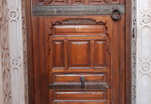 The entrance door to Riad el Noujoum