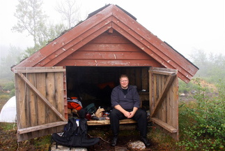 Runar sitjande i naustet i Måsedalen