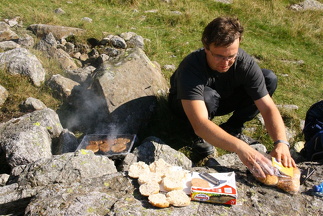 Håvard i kjend positur ved grillen