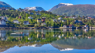 Sørstrandsfjella bakom Selvågane og Elvaneset 
